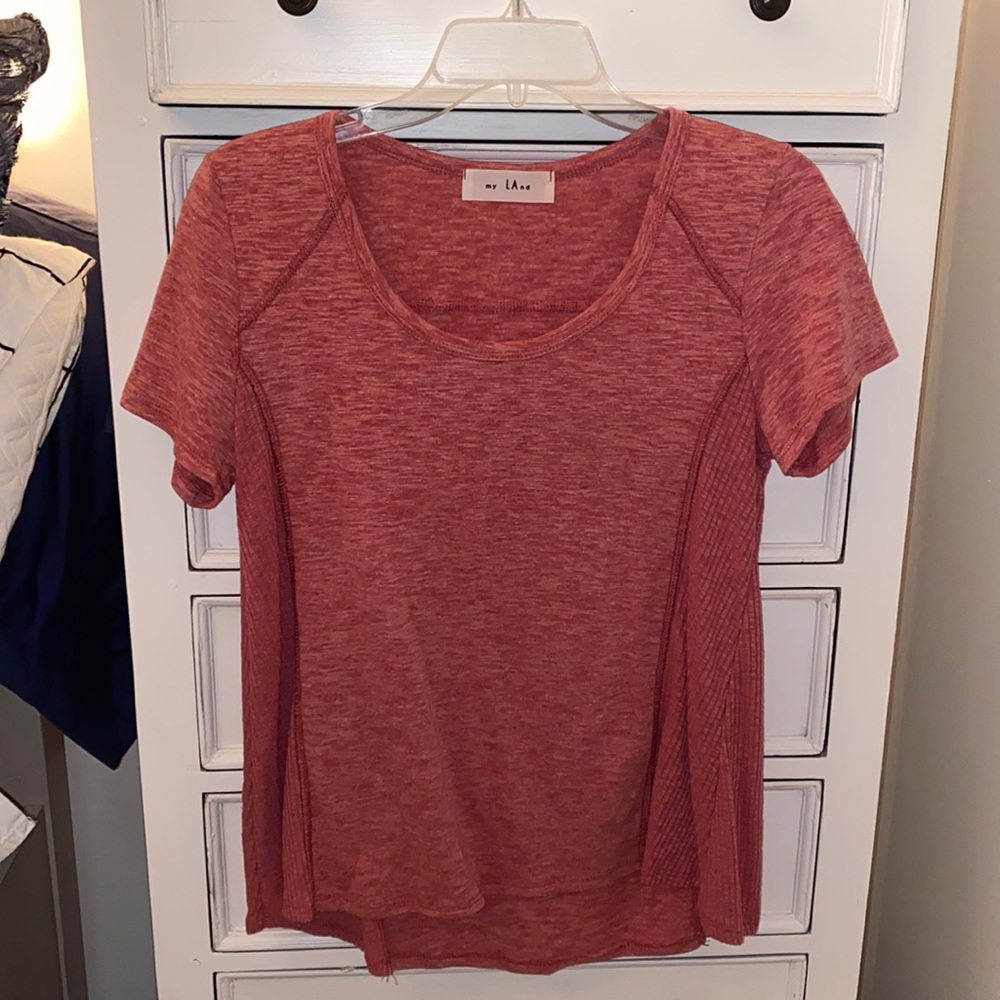 Cute Simple top with ribbed side!!